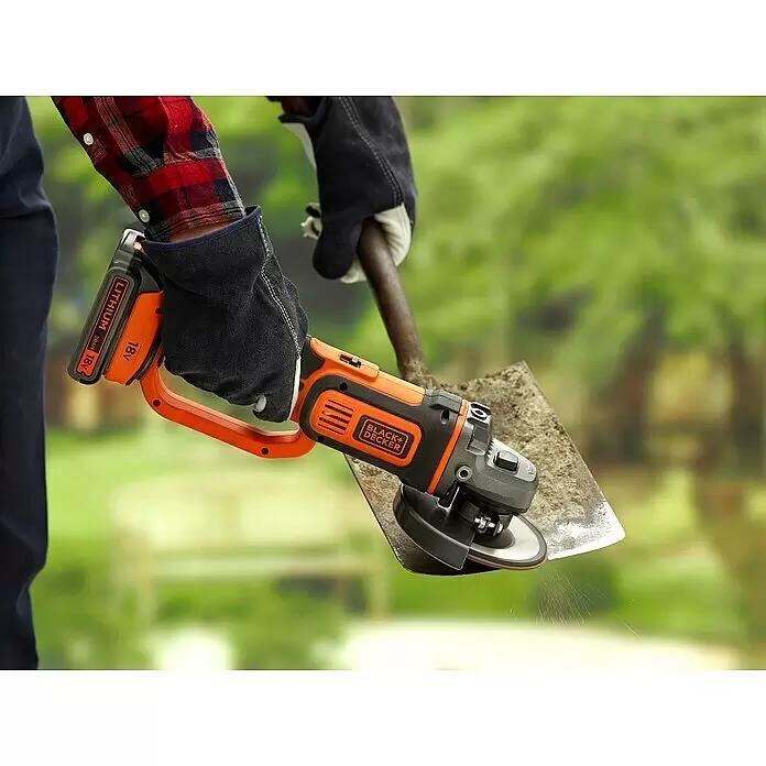 Black+Decker 18V PowerConnect Akku-Winkelschleifer BCG720N-XJ - Ohne Akku, Durchmesser Scheibe: 125 mm - Anwendungsbeispiel