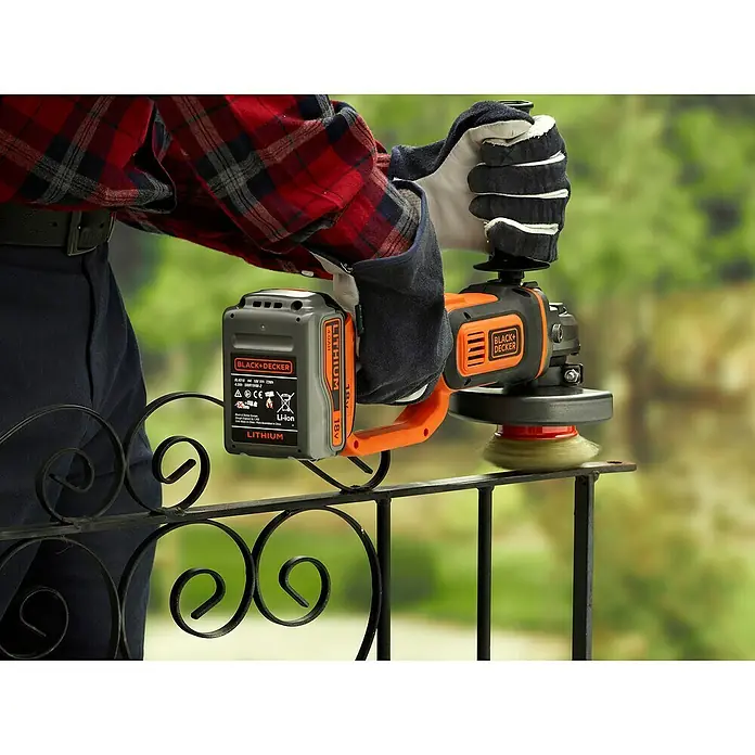 Black+Decker Akku-Winkelschleifer BCG720M1-QW - Li-Ionen, 4 Ah, 1 Akku, Durchmesser Scheibe: 125 mm, 8.600 U/min - Ein Black+Decker Winkelschleifer mit Akku wird zum Reinigen eines Metallgeländers verwendet.