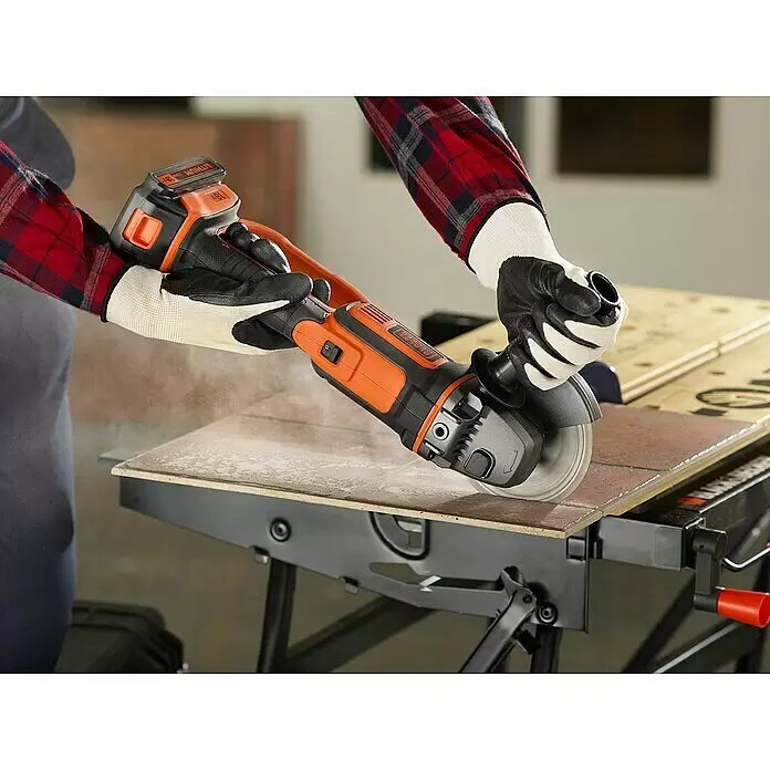 Black+Decker 18V PowerConnect Akku-Winkelschleifer BCG720N-XJ - Ohne Akku, Durchmesser Scheibe: 125 mm - Anwendungsbeispiel
