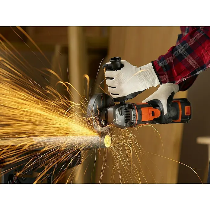 Black+Decker 18V PowerConnect Akku-Winkelschleifer BCG720N-XJ - Ohne Akku, Durchmesser Scheibe: 125 mm - Winkelschleifer in Aktion: Ein Handwerker bearbeitet Metall, wobei Funken sprühen und die Funktionalität des Werkzeugs hervorgehoben wird.
