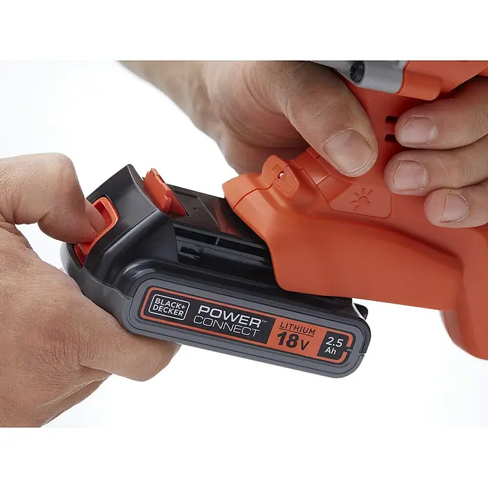 Black+Decker Akku-Kombihammer BCD900E2K-QW - 18 V, 2 Akkus, 1,2 J - Nahaufnahme einer Black+Decker 18V Lithium Batterie, die an ein Werkzeug angebracht wird.