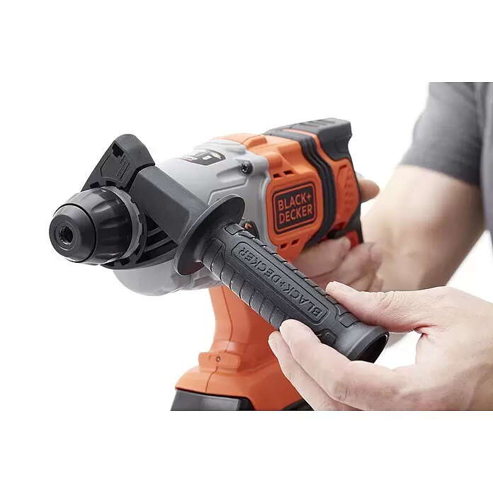 Black+Decker Akku-Kombihammer BCD900E2K-QW - 18 V, 2 Akkus, 1,2 J - Orange-grauer Black+Decker Bohrhammer mit schwarzem Zusatzgriff, von Händen gehalten.