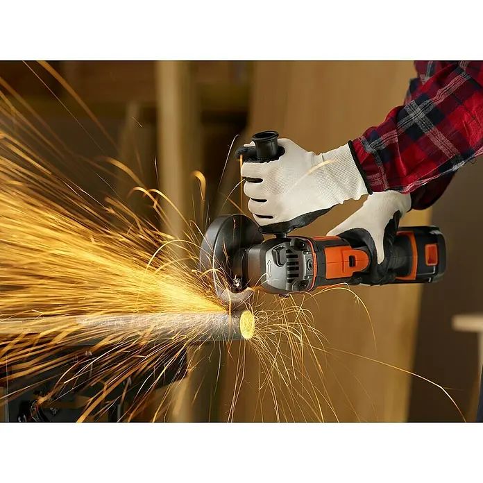 Black+Decker Akku-Winkelschleifer BCG720M1-QW - Li-Ionen, 4 Ah, 1 Akku, Durchmesser Scheibe: 125 mm, 8.600 U/min - Nahaufnahme eines Akku-Winkelschleifers in Aktion, der Funken sprüht, während er Metall schneidet, bedient von einer Person mit Schutzhandschuhen und kariertem Hemd.