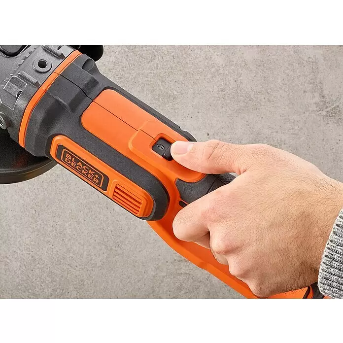 Black+Decker Akku-Winkelschleifer BCG720M1-QW - Li-Ionen, 4 Ah, 1 Akku, Durchmesser Scheibe: 125 mm, 8.600 U/min - Anwendungsbeispiel