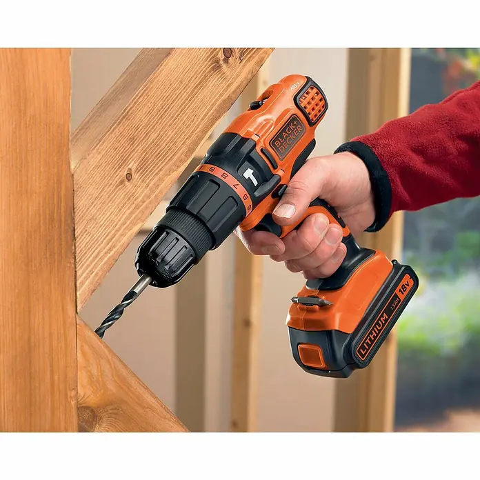 Black+Decker Akku-Schlagbohrschrauber BDCH188N-XJ - 18 V, Ohne Akku - Nahaufnahme eines Black+Decker Akku-Bohrschraubers beim Bohren in Holz, ideal für Heimwerkerprojekte und Bauarbeiten.