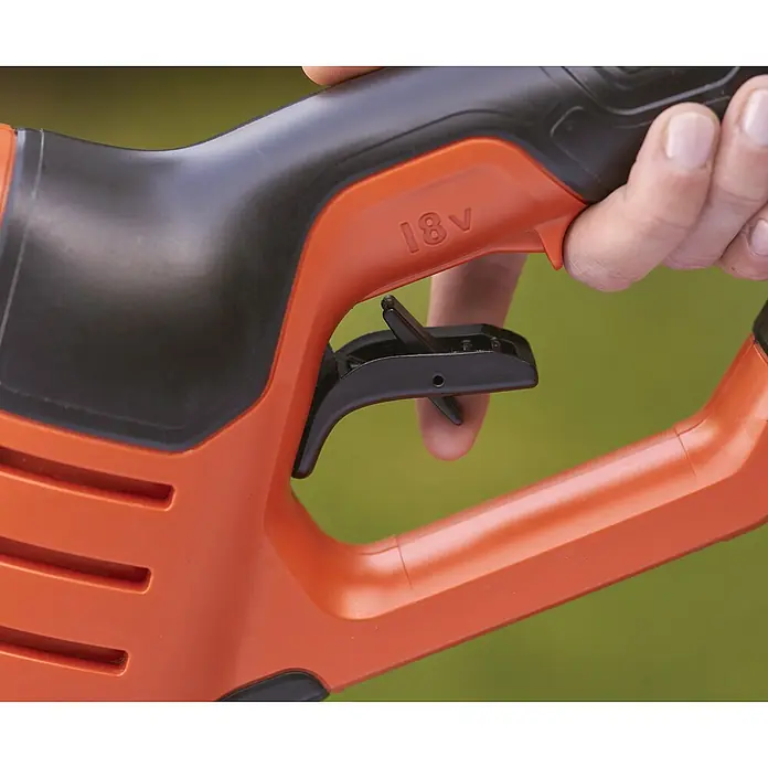 Black+Decker Akku-Druckreiniger BCPC18B - 18 V, Ohne Akku, 120 l/h - Detailaufnahme eines Akku-Gartengeräts mit orangefarbenem Griff, schwarzem Gehäuse und einem deutlich sichtbaren Auslöser.