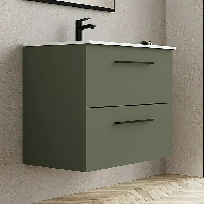 Conjunto de mueble de baño Arosa - Musgo, Mate, 3 pzs. - Elegante baño moderno con un mueble de lavabo verde oliva con dos cajones y una encimera blanca. Grifo negro y suelo de madera.