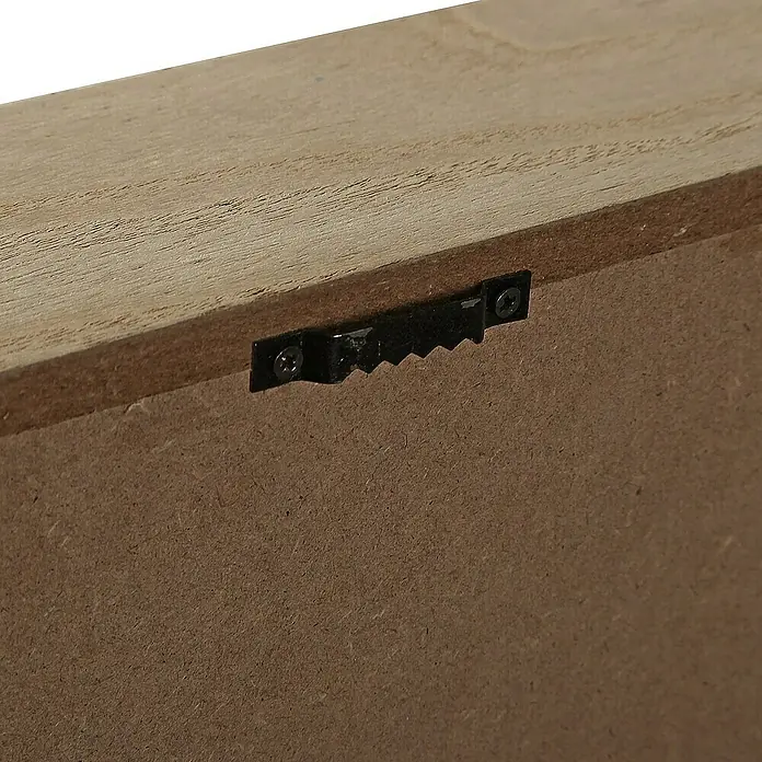 Versa Caja de madera para llaves - L x An x Al: 20 x 6,5 x 27 cm, Madera - Primer plano de un colgador de dientes de sierra adjunto que se utiliza para asegurar un marco de fotos de madera a la pared.