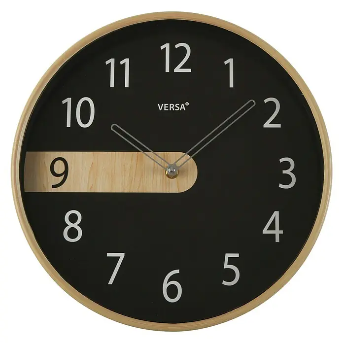 Versa Reloj de pared Cocina - Diámetro: 30,5 cm, Negro - Primer plano de un reloj de pared moderno con marco de madera clara, esfera negra y un detalle horizontal de madera que oculta parcialmente el número 9.