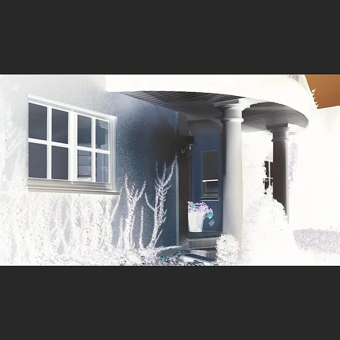 Steinel Aplique exterior L 15 - 60 W, 24,3 x 18,8 x 40,4 cm, Negro, IP44 - Vista de una casa con columnas y ventanas que muestran un detalle arquitectónico y un diseño acogedor.