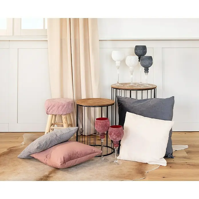 Elbersdrucke Schlaufenschal AirBeige, B x H: 140 x 255 cm, 100% Polyester - Einrichtungsidee mit Zierkissen in Rosa, Grau und Weiß auf einem Fellteppich, begleitet von dekorativen Glasgefäßen und Beistelltischen.