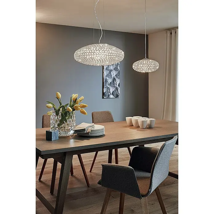 Eglo Pendelleuchte rund CLEMENTE - 60 W, Ø x H: 540 mm x 110 cm, Chrom, E27 - Elegantes Esszimmer mit Holztisch, Stühlen und zwei auffälligen Kristalllüstern, die eine warme Atmosphäre schaffen.