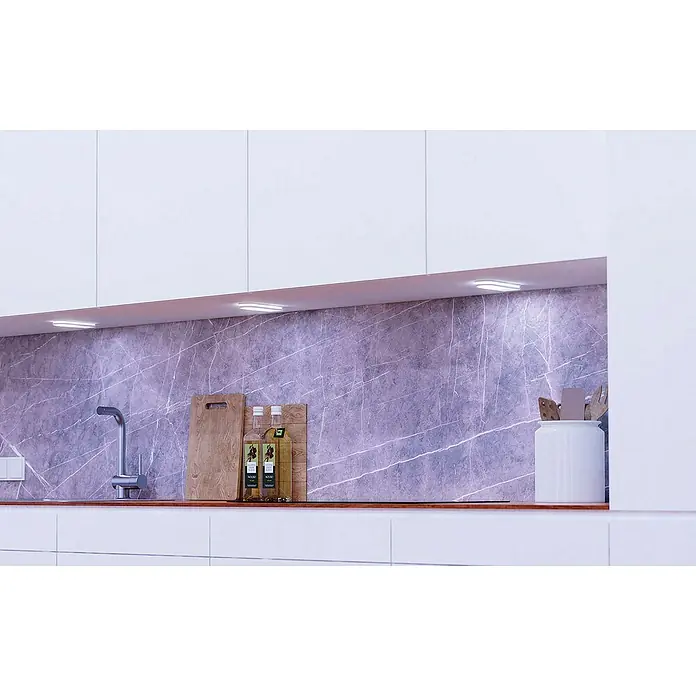Müller-Licht Tint LED-Unterbauleuchte Armaro - 14 W, Weiß, L x B x H: 15 x 5,5 x 1,5 cm, 3 Stk. - Moderne Küchenzeile mit Olivenölflaschen, Schneidebrett und Küchenutensilien unter weißen Hängeschränken mit Unterbauleuchten.