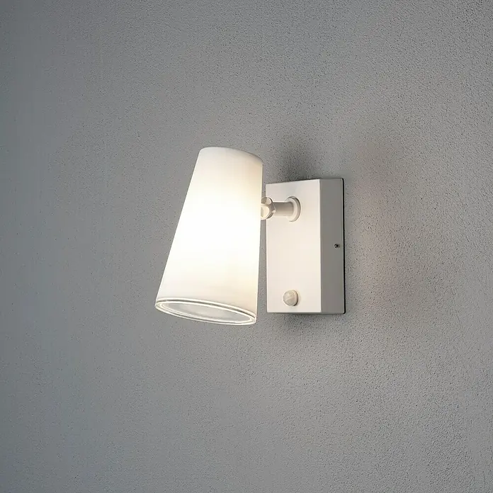 Konstsmide Außenwandleuchte - 25 W, 29 x 16 x 53 cm, Schwarz, IP54 - Wandleuchte mit weißem Lampenschirm und rechteckiger Halterung an einer grauen Wand. Die Lampe strahlt ein helles, diffuses Licht aus.