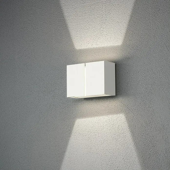Konstsmide LED-Außenwandleuchte - 12 W, 16,5 x 8 x 11,5 cm, Weiß, IP54 - Moderne weiße Wandleuchte mit indirektem Lichtschein auf einer strukturierten Wand. Elegantes Design für stimmungsvolle Beleuchtung.