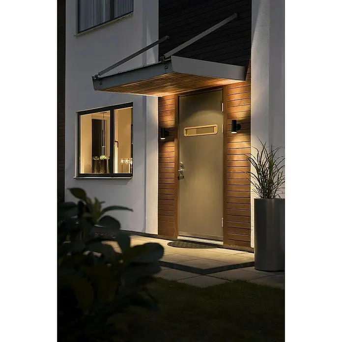 Konstsmide Außenwandleuchte - 35 W, 16 x 11,5 x 11 cm, Anthrazit, IP44 - Moderne Hausfassade mit Eingangstür und Außenbeleuchtung, die eine einladende Atmosphäre schafft.