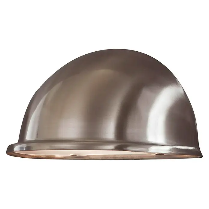 Konstsmide Außenwandleuchte - IP23, Edelstahl - Nahaufnahme einer schalenförmigen Wandleuchte mit glatter Metalloberfläche und warmem Lichtschein.