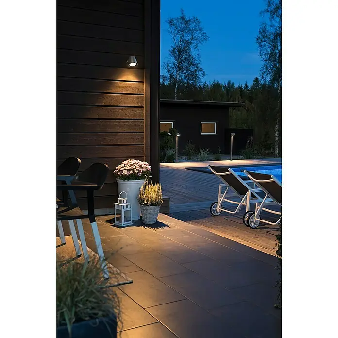 Konstsmide Außenwandleuchte - 35 W, 9 x 6 x 17 cm, Schwarz, IP44 - Gemütliche Terrasse mit stilvoller Außenbeleuchtung und Gartenmöbeln für entspannte Sommerabende.