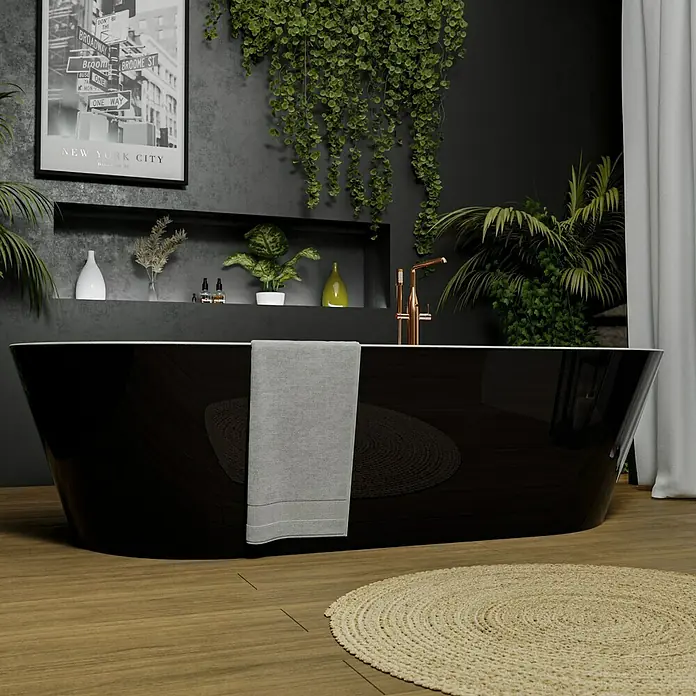 Camargue Freistehende Badewanne Torino - L x B: 170 x 80 cm, Sanitäracryl, Schwarz/Weiß - Elegante schwarze Badewanne mit Armatur und Handtuch, umgeben von Pflanzen, die eine entspannende Badezimmeratmosphäre schaffen.