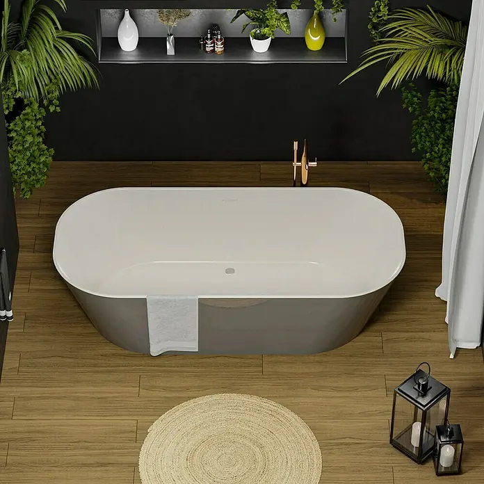 Camargue Freistehende Badewanne Torino - L x B: 170 x 80 cm, Sanitäracryl, Aluminium/Weiß - Graue Badewanne im modernen Badezimmer mit Holzboden und Pflanzen. Die freistehende Badewanne ist ein luxuriöses Element.