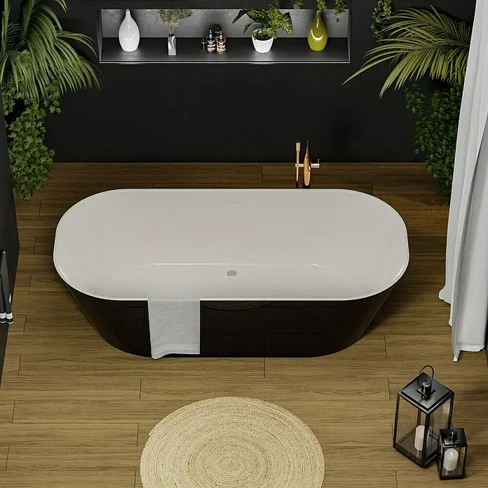 Camargue Freistehende Badewanne Torino - L x B: 170 x 80 cm, Sanitäracryl, Schwarz/Weiß - Ein stilvolles Badezimmer mit einer eleganten, freistehenden Badewanne als zentralem Element, umgeben von Pflanzen und dekorativen Elementen.