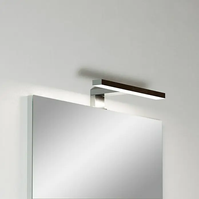 Camargue Espacio LED-Spiegelleuchte Lisa - 5 W, Chrom - Nahaufnahme einer modernen LED-Badezimmerlampe, die elegant über einem Spiegel montiert ist und eine helle, fokussierte Beleuchtung bietet.