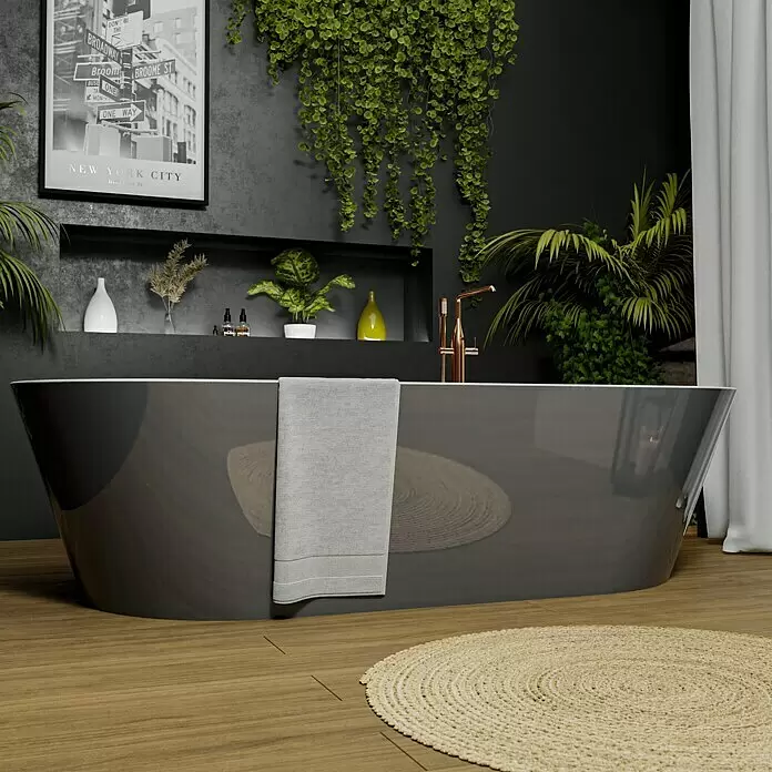 Camargue Freistehende Badewanne Torino - L x B: 170 x 80 cm, Sanitäracryl, Platingrau/Weiß - Eine dunkelgraue freistehende Badewanne mit einem hellgrauen Handtuch, auf einem Holzfußboden in einem modernen Badezimmer.