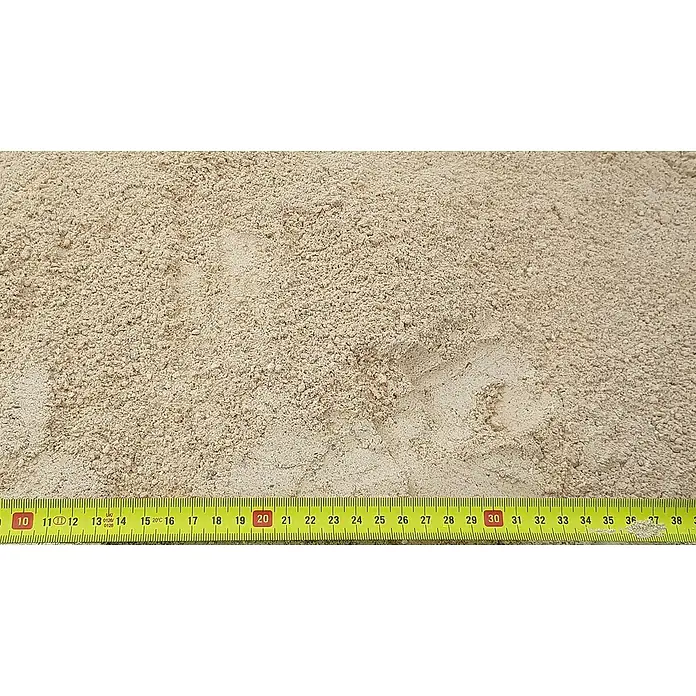 BHS Mallorca Big Bag de picadís y grava -  - Primer plano de arena fina con una cinta métrica que indica el tamaño de las partículas y la textura del material.