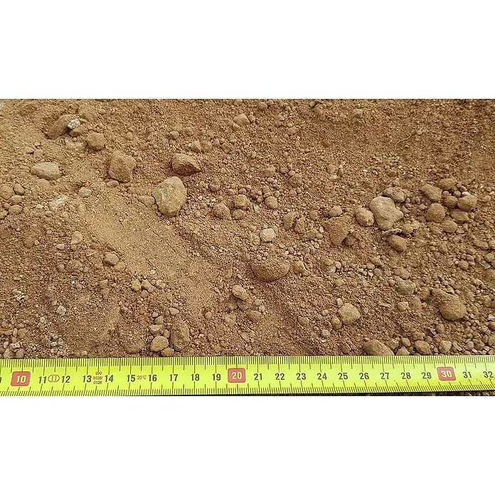 BHS Mallorca Big Bag de tierra - 900 kg, Marrón - Primer plano de tierra suelta y marrón con pequeñas piedras y una cinta métrica amarilla como referencia de tamaño.
