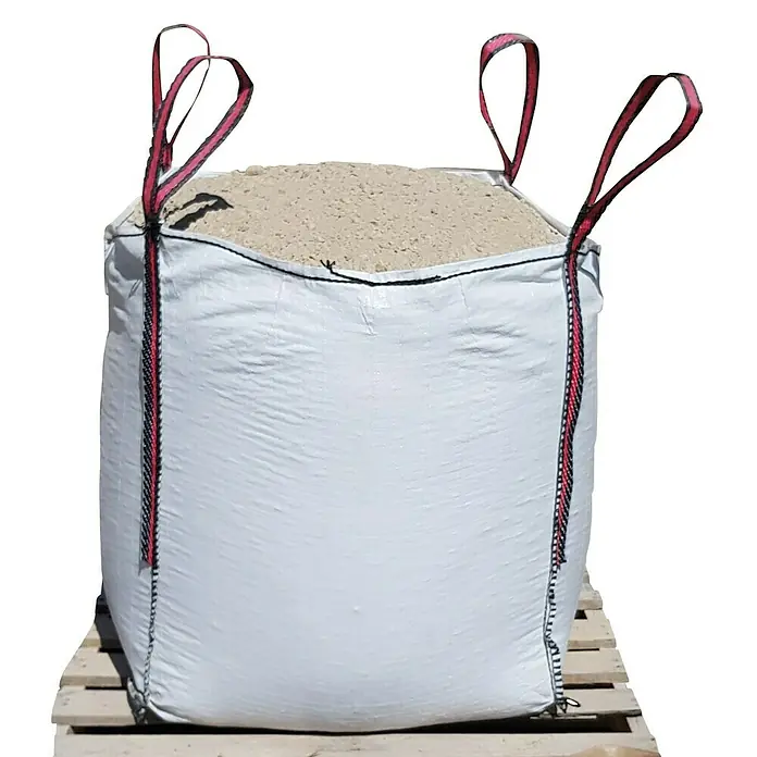 BHS Mallorca Big Bag de picadís y grava -  - Primer plano de un big bag lleno de arena sobre un palet de madera. La bolsa es blanca con correas rojas y negras.