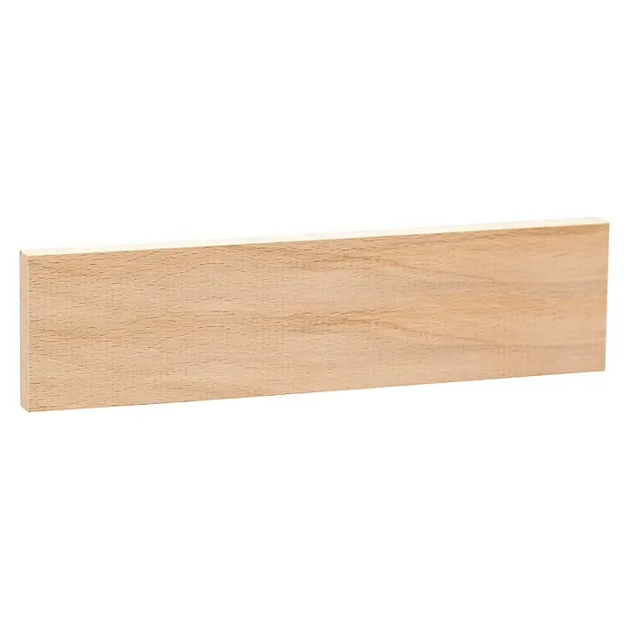 Rechteckleiste - 100 cm x 60 mm x 10 mm, Buche - Holzbrett: Nahaufnahme eines hellbraunen, rechteckigen Holzbretts mit glatten Kanten und einer deutlichen Holzmaserung vor einem schwarzen Hintergrund.