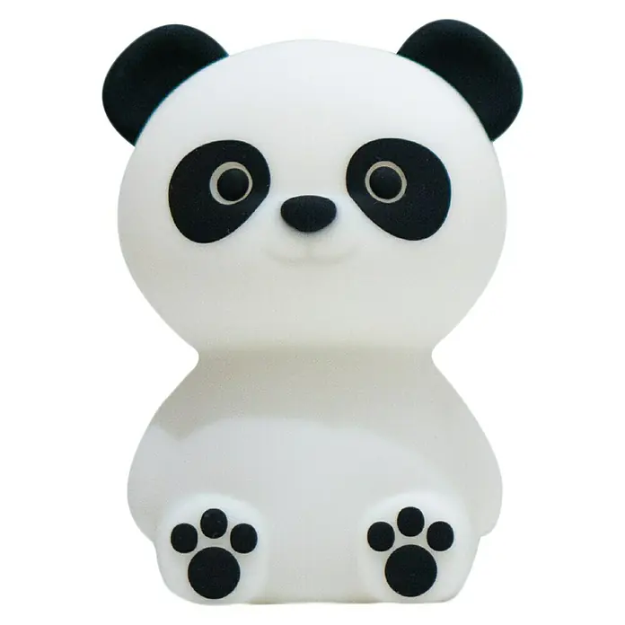 MegaLight LED-Nachtlicht PADDY PANDA - Weiß/Schwarz, L x B x H: 9 x 9 x 12 cm, RGBW, PADDY PANDA - Nahaufnahme einer entzückenden Panda-Nachtlampe mit Knopfaugen, schwarzen Ohren und Pfoten, die ein beruhigendes, weiches Leuchten für jedes Kinderzimmer bietet.