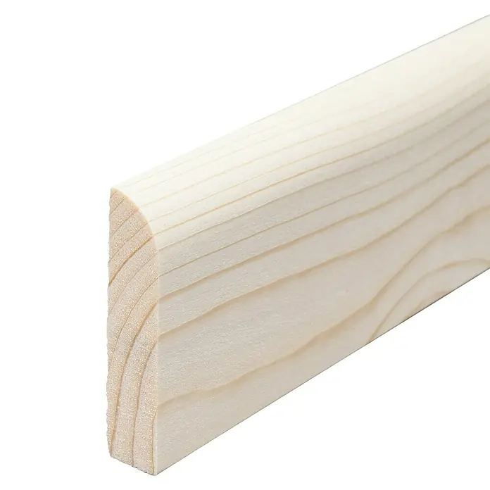 Profiles and more Sockelleiste - 240 x 1 x 5,8 cm, Fichte - Nahaufnahme einer unbehandelten, hellen Holz-Viertelstab-Leiste mit abgerundeter Kante, ideal für den Innenausbau und zur Dekoration.