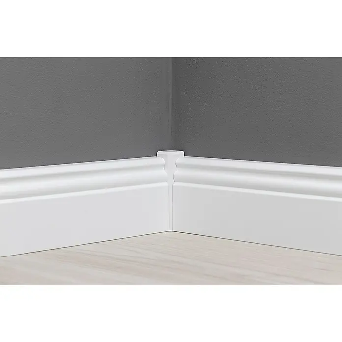 Sockelleiste - 244 x 1,8 x 9,6 cm, MDF, Profiliert - Elegante, weiße Fußleisten zieren die Ecke, verbinden Wand und Boden stilvoll und verleihen dem Raum eine saubere und moderne Optik.