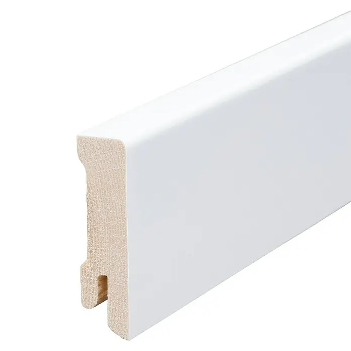 Sockelleiste - 240 cm x 16 mm x 58 mm, Fichte, Weiß, Lackiert - Eine weiße Sockelleiste aus Holz mit einer gefrästen Rückseite, ideal für die saubere Verlegung von Bodenbelägen.