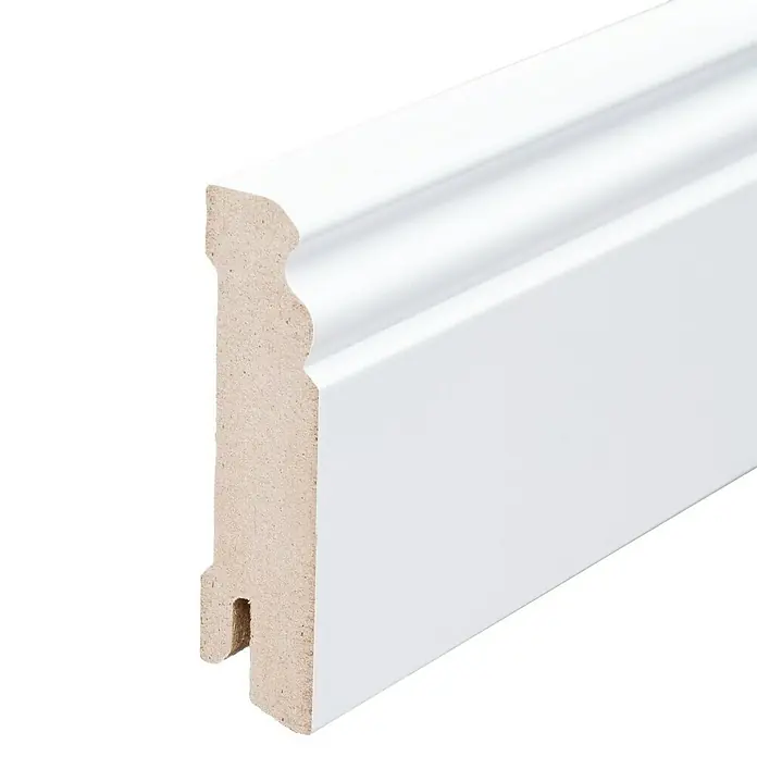 Sockelleiste - 244 x 1,8 x 9,6 cm, MDF, Profiliert - Detailaufnahme einer weißen Fußleiste mit feiner Profilierung, ideal für stilvolle Raumgestaltung und einen sauberen Übergang zum Boden.