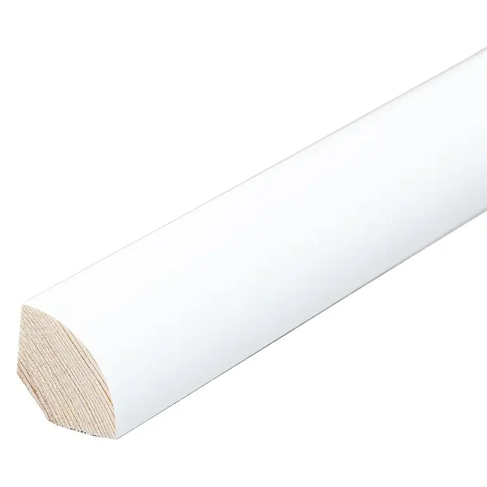 Viertelstab - 240 x 2,2 x 2,2 cm, Kiefer, Weiß - Nahaufnahme einer weißen Viertelstab-Holzleiste, ideal für Wand- und Bodenabschlüsse, mit sichtbarer Holzmaserung an der Schnittfläche.