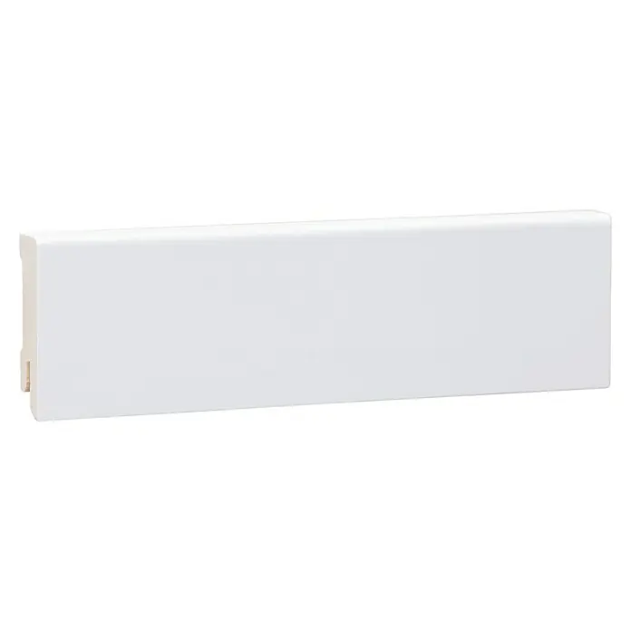 Sockelleiste - 240 cm x 16 mm x 58 mm, Fichte, Weiß, Lackiert - Eine einzelne, weiße Sockelleiste mit einem einfachen, modernen Design vor einem schwarzen Hintergrund. Ideal für minimalistische Innenräume.
