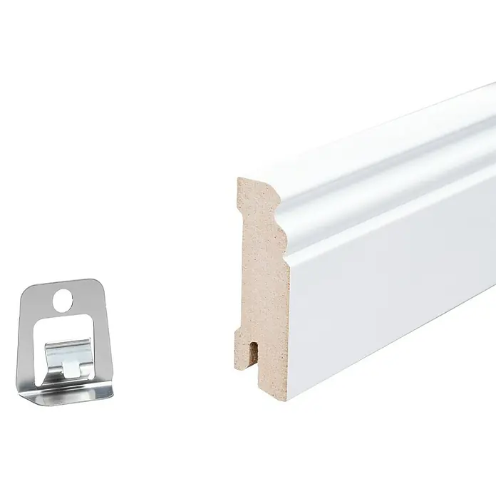 Sockelleiste - 244 x 1,8 x 5,8 cm, MDF, Profiliert - Detailaufnahme einer weißen Fußleiste mit Clip zur einfachen Montage, ideal für moderne Innenräume und saubere Übergänge.