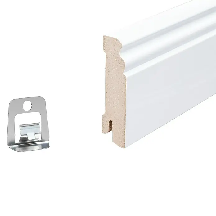 Sockelleiste - 244 x 1,8 x 9,6 cm, MDF, Profiliert - Ein weiß lackierter Sockelleistenabschnitt mit zugehörigem Montageclip, ideal für eine einfache und saubere Installation.