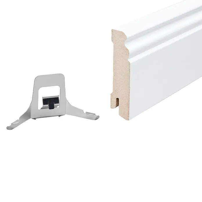 Sockelleiste - 244 x 1,8 x 9,6 cm, MDF, Profiliert - Produktfoto eines weißen Sockelleistenprofils mit Montageclip, ideal für eine einfache und unsichtbare Befestigung an der Wand im Innenbereich.
