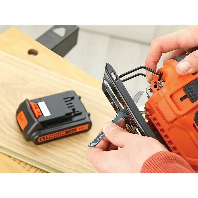 Black+Decker Pendelhubstichsäge BDCJS18-QW18 V, 1 Akku, 2 Ah, 0 /min - 2.500 /min - Nahaufnahme einer Black+Decker Stichsäge, mit einer Person, die eine Sägeblatt befestigt, und einem Akku daneben.