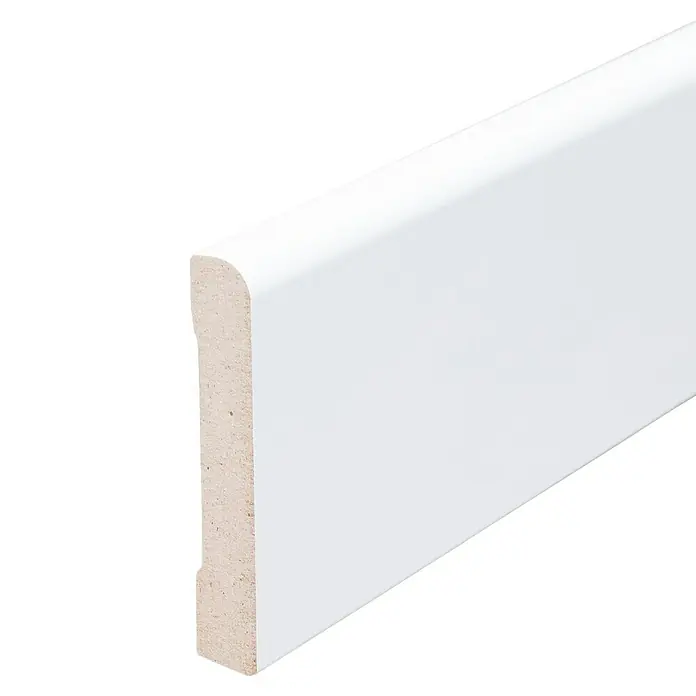 Sockelleiste - 244 x 0,95 x 5,8 cm, MDF, 2 Stk. - Nahaufnahme einer weißen Fußleiste mit abgerundeter Kante, ideal für die Innenraumgestaltung und als dekoratives Element.