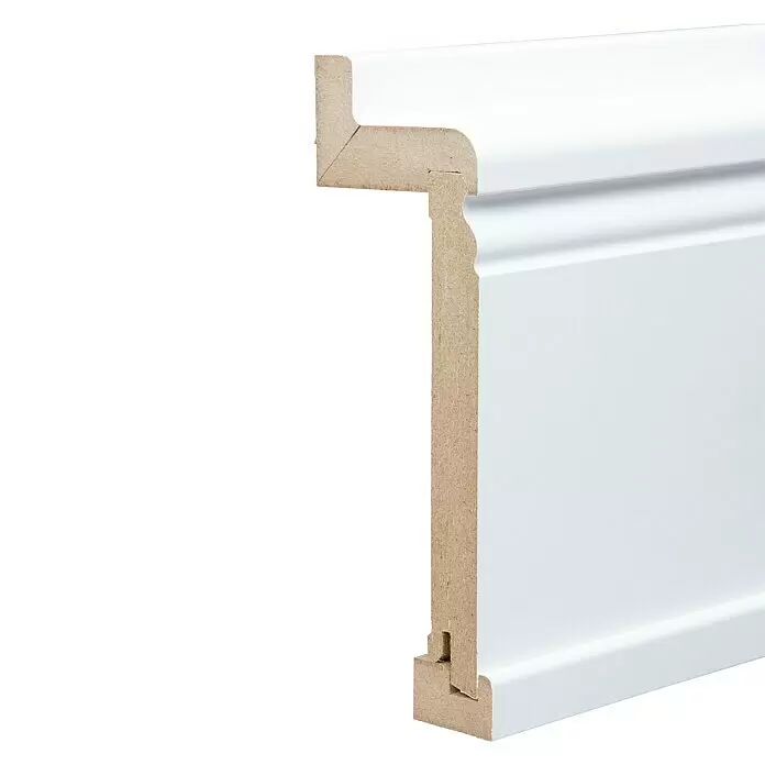 Abdeckleiste - 240 cm x 68 mm x 190 mm - Weißes profiliertes MDF-Sockelleisten-Querschnitt, zeigt geschichteten Aufbau und dekoratives Profil.