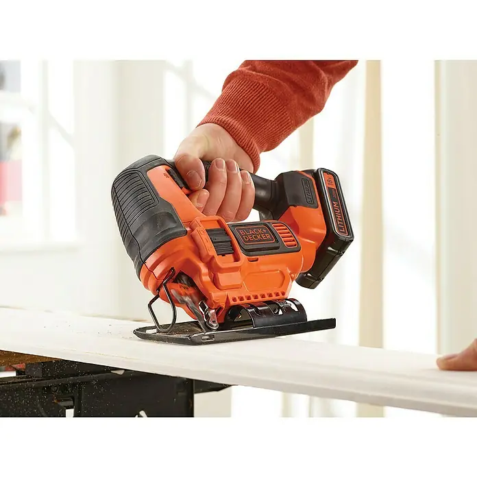 Black+Decker Pendelhubstichsäge BDCJS18-QW18 V, 1 Akku, 2 Ah, 0 /min - 2.500 /min - Nahaufnahme einer Black+Decker Stichsäge in Aktion. Die Stichsäge schneidet präzise durch ein Werkstück.