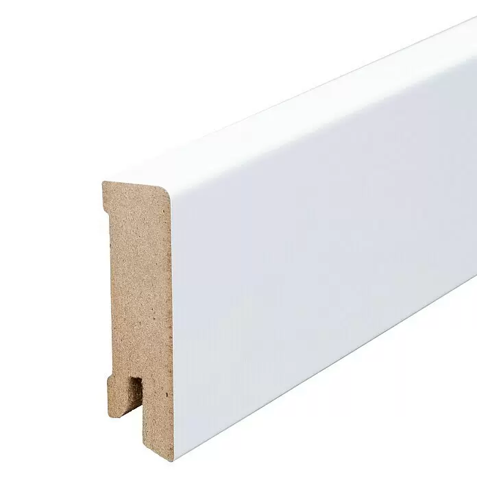 Sockelleiste - 240 x 1,6 x 5,8 cm, MDF, Weiß - Weiße Holzleiste mit sichtbarem Querschnitt, der den Naturholzkern zeigt.