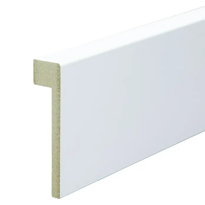 Sockelleiste - 240 cm x 19 mm x 80 mm, MDF, Weiß, Lackiert - Nahaufnahme einer weißen Fußleiste mit einem markanten Profil, ideal für moderne Innenräume und zur stilvollen Abdeckung von Wandabschlüssen.