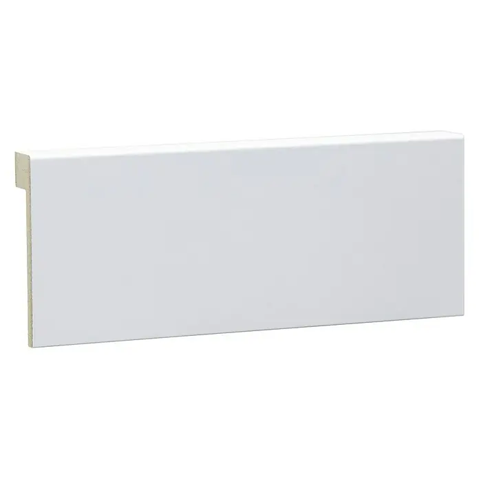 Sockelleiste - 240 cm x 19 mm x 80 mm, MDF, Weiß, Lackiert - Eine Nahaufnahme einer weißen Sockelleiste, die sich ideal für die Wandgestaltung eignet und einen sauberen Übergang zum Boden schafft.