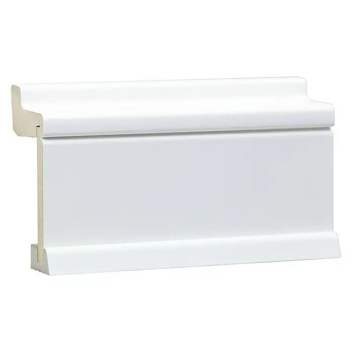 Abdeckleiste - 240 cm x 60 mm x 113 mm - Nahaufnahme einer weißen Fußleiste aus Holz, ideal für die stilvolle Gestaltung von Innenräumen und zum Schutz der Wände.