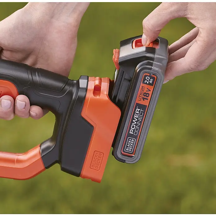Black+Decker Akku-Druckreiniger BCPC18B - 18 V, 1 Akku, 2 Ah, 120 l/h - Nahaufnahme einer Person, die einen Black+Decker 18V Power Connect Akku in ein Gartengerät einsetzt.